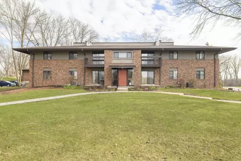 350 Park Hl #E, Pewaukee, WI 53072