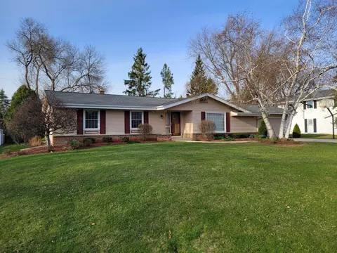 13600 W Forest Knl, New Berlin, WI 53151