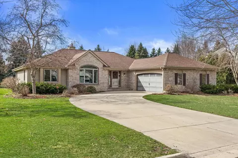 925 Greenway, Hartland, WI 53029
