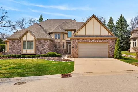 8623 S Country Clb, Franklin, WI 53132