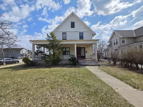 127 N Walnut, Oconomowoc, WI 53066