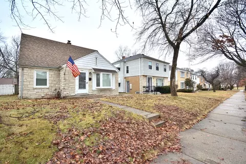 8104 W W Ctr, Milwaukee, WI 53222