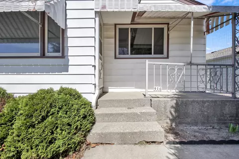 916 W Eden, Milwaukee, WI 53221