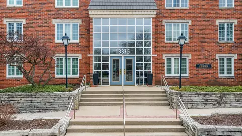 13335 Watertown Plank #105, Elm Grove, WI 53122
