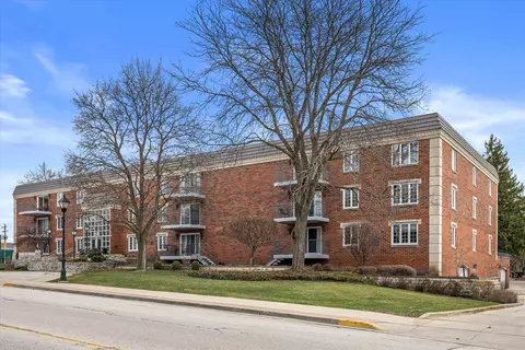 13335 Watertown Plank #105, Elm Grove, WI 53122