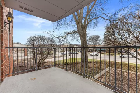 13335 Watertown Plank #105, Elm Grove, WI 53122