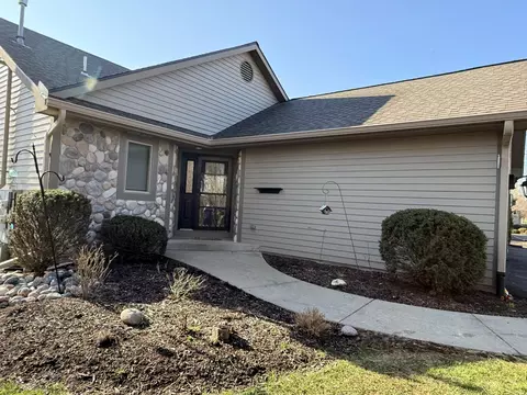 426 Oak Tree, Hartland, WI 53029