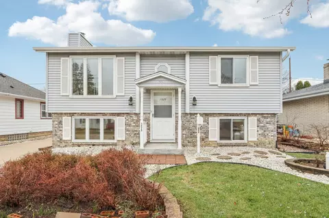 1925 E Van Beck, Saint Francis, WI 53235