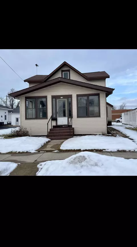 705 W North Water, New London, WI 54961