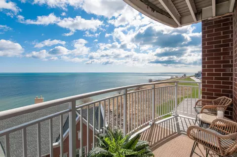 3930 S S Lk #408, Saint Francis, WI 53235