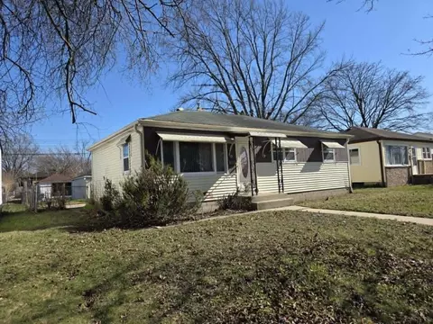 8127 W W Gln, Milwaukee, WI 53218