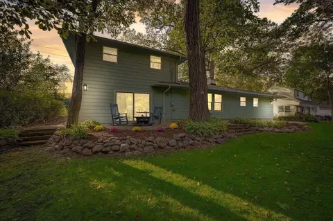 1532 N 124th, Wauwatosa, WI 53226