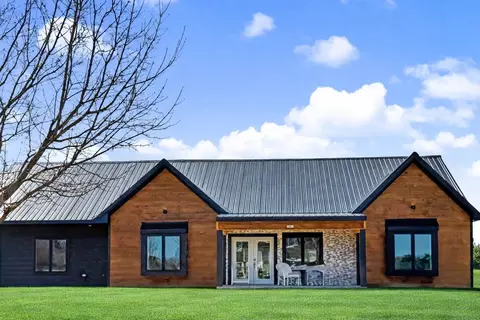 1401 Devon, Burlington, WI 53105