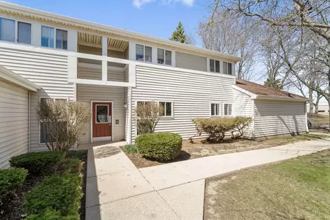 863 W Puetz, Oak Creek, WI 53154