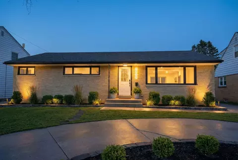 5440 N Navajo, Glendale, WI 53217