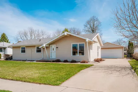 1041 London, Menasha, WI 54952