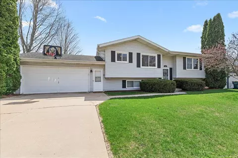 1707 Larkspur, West Bend, WI 53090
