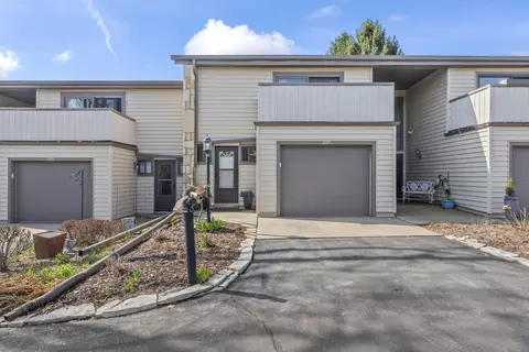 966 Valentine, Oconomowoc, WI 53066