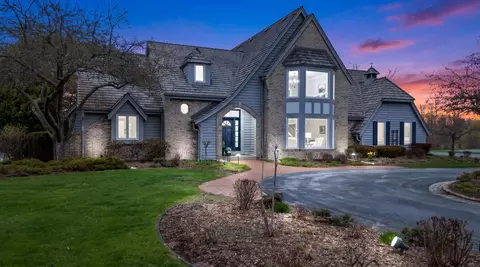 702 W Haddonstone, Mequon, WI 53092