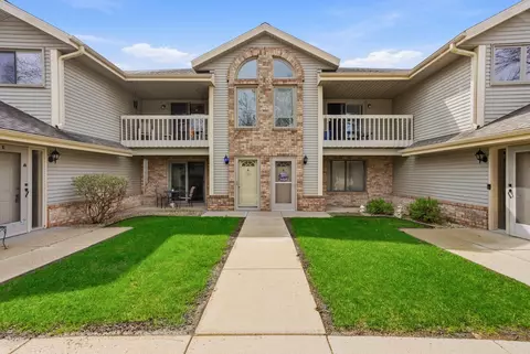 2112 Woodburn #E, Waukesha, WI 53188