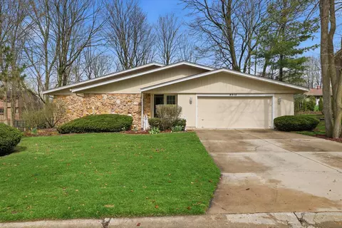 4615 S Delphine, New Berlin, WI 53151