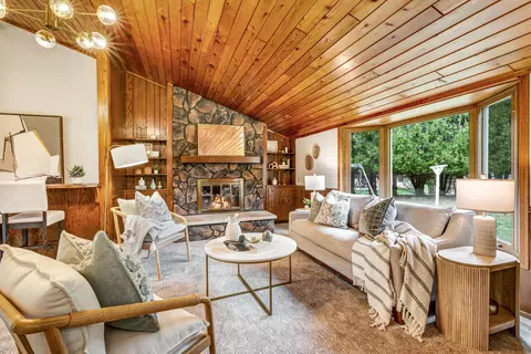 1858 Wayside, Hartford, WI 53027