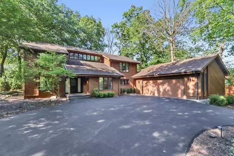 2 Abbey Spgs, Fontana, WI 53125
