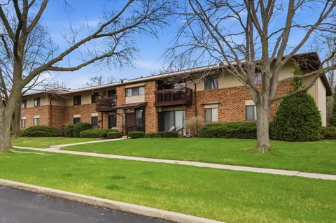 345 Park Hl #F, Pewaukee, WI 53072