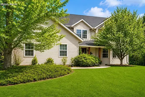 412 E Red Pne, Dousman, WI 53118