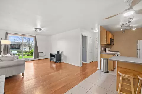 6143 W Howard #17, Greenfield, WI 53220