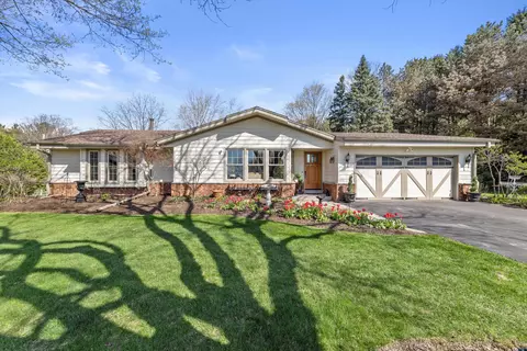 w246s6855 Maple Hl, Waukesha, WI 53189