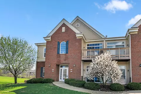 2515 W Colonial Woods, Oak Creek, WI 53154