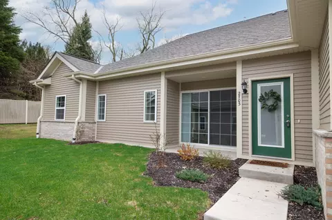 2703 Pond, Saint Francis, WI 53235