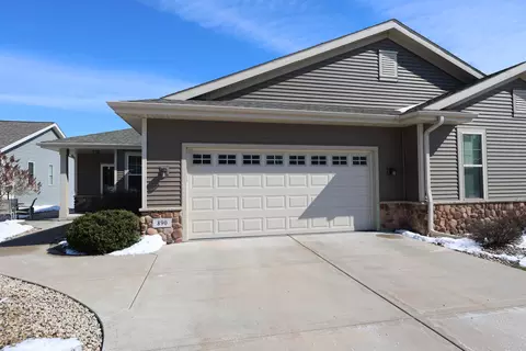 890 Whispering Pnes, Lake Mills, WI 53551
