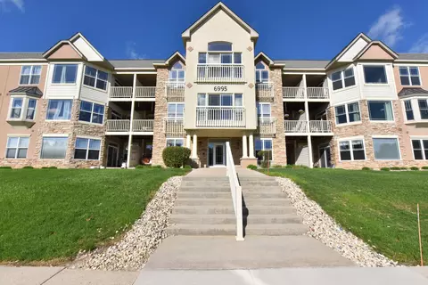 6995 S Riverwood #S-B05, Franklin, WI 53132