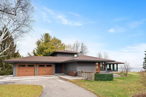 1859 Dynna, Grafton, WI 53024
