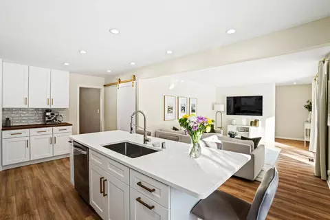 9062 N N Lk, Bayside, WI 53217