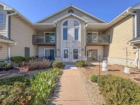 w240n2510 E Parkway Mdw #2, Pewaukee, WI 53072