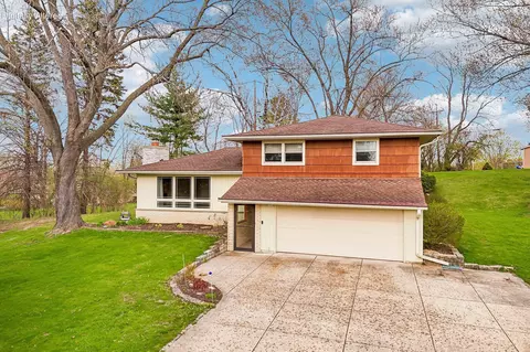 21715 Hillcrest, Waukesha, WI 53186
