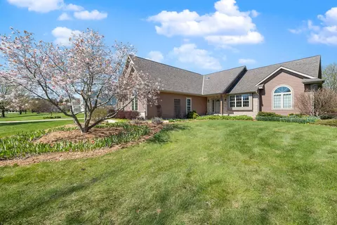 210 Hunters Xing S, Slinger, WI 53086