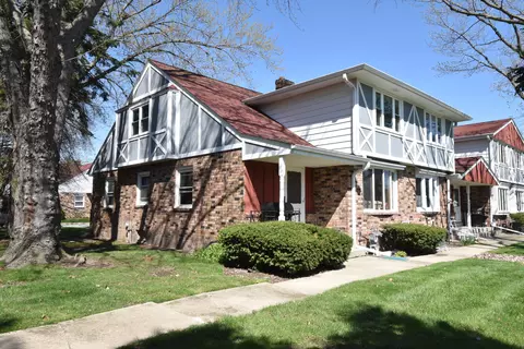 5132 S King Arthurs, Greenfield, WI 53221