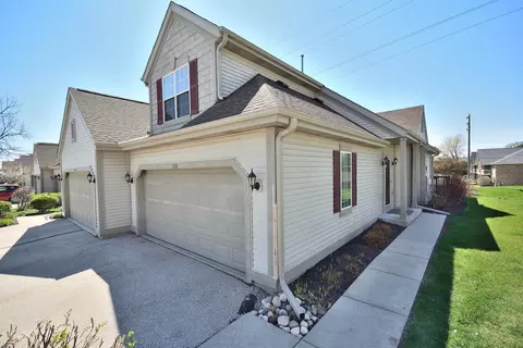 1530 Roxbury #126, Waukesha, WI 53186
