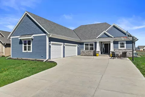 1320 Foxwood, Oconomowoc, WI 53066