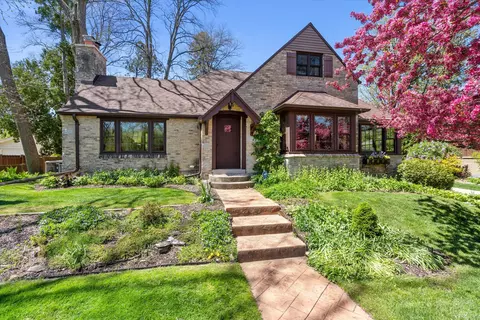 7015 N Milwaukee Riv, Glendale, WI 53209