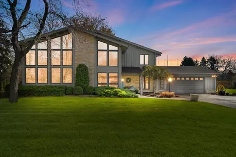 8570 W Hawthorne, Franklin, WI 53132