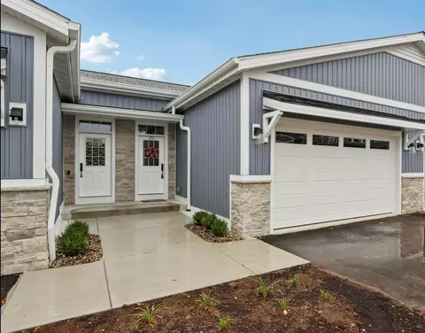 405 Falcon Rdg #13, Burlington, WI 53105