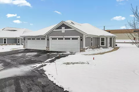 508 Hunter Oaks #902, Watertown, WI 53094