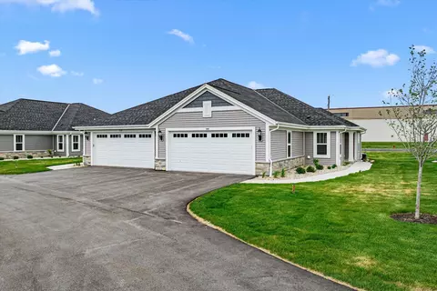 508 Hunter Oaks #902, Watertown, WI 53094