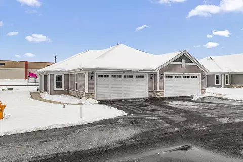 512 Hunter Oaks #901, Watertown, WI 53094