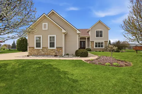 1470 Waters Edge, Oconomowoc, WI 53066